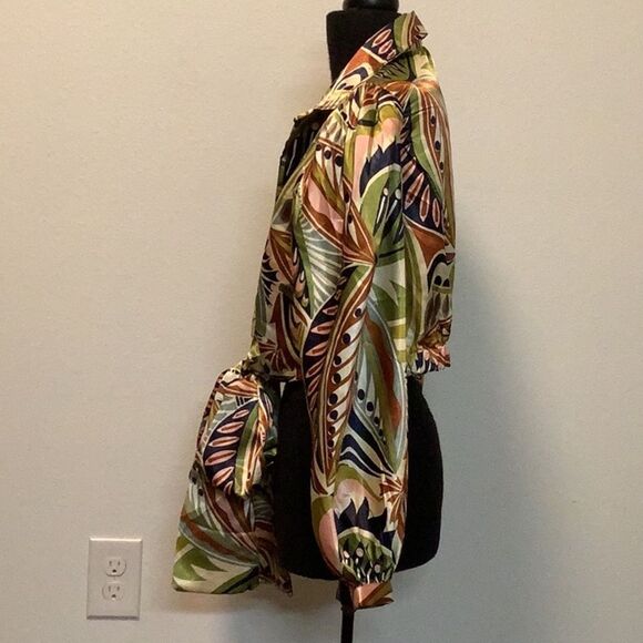 Truth Women’s large balloon puff sleeve hook/ loop closure tie front cropped top - Picture 5 of 16